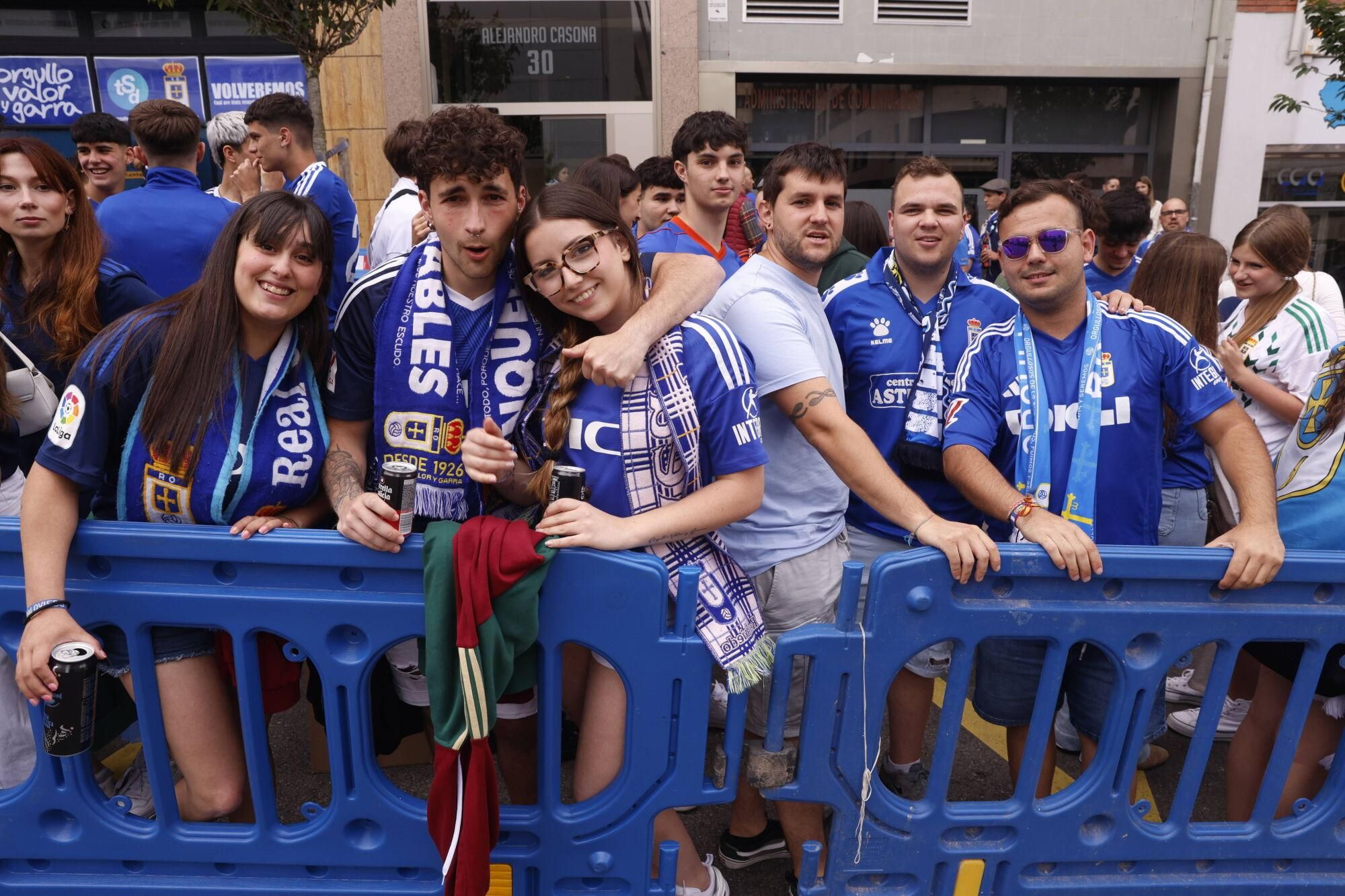 EN IMÁGENES: Espectacular recibimiento de la afición del Oviedo a su equipo antes de la vuelta por el ascenso contra el Almería