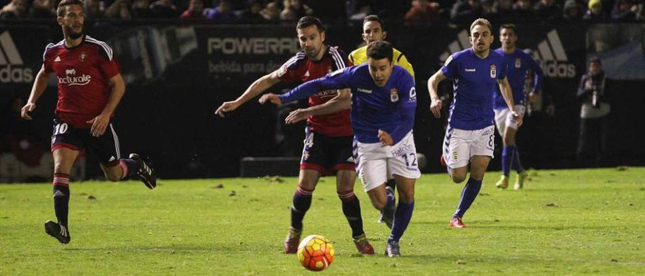 Un defensa de Osasuna despeja ante la presión de Omgba.