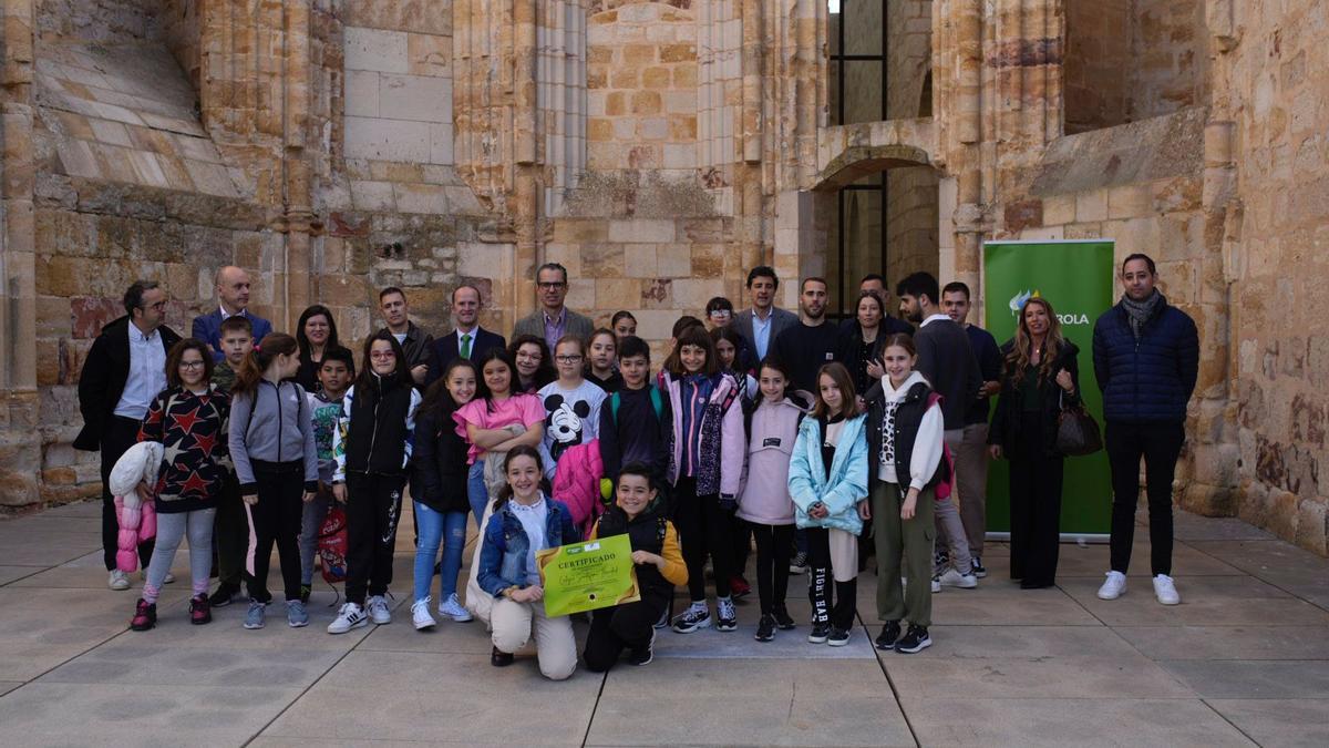 Foto de familia de los participantes y los responsables de Iberdrola