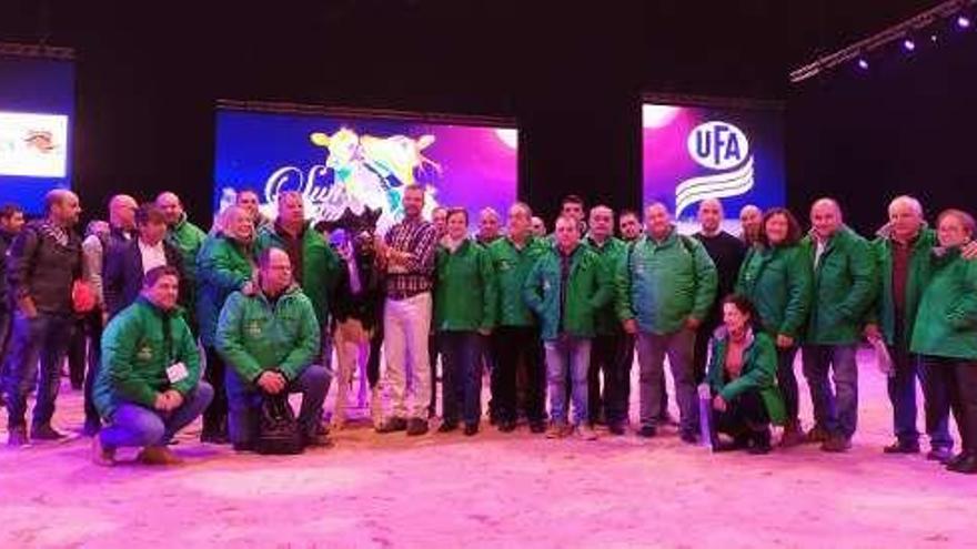 En el centro, Alberto Medina con su frisona y un grupo de compañeros y ganaderos de Caja Rural de Gijón.