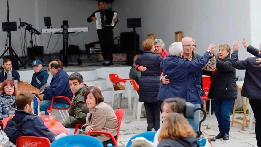 Castañas y mucho baile para 200 vecinos de las torres de Pando