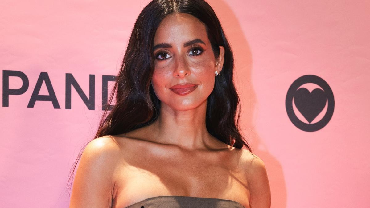 María Fernández Rubíes en la fiesta de Pandora con vestido de Redondo Brand
