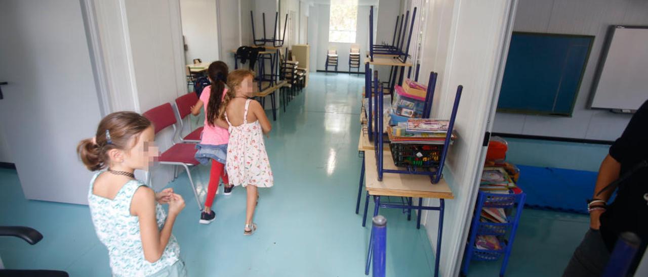 Los escolares entrando, ayer, a las nuevas aulas prefabricadas.