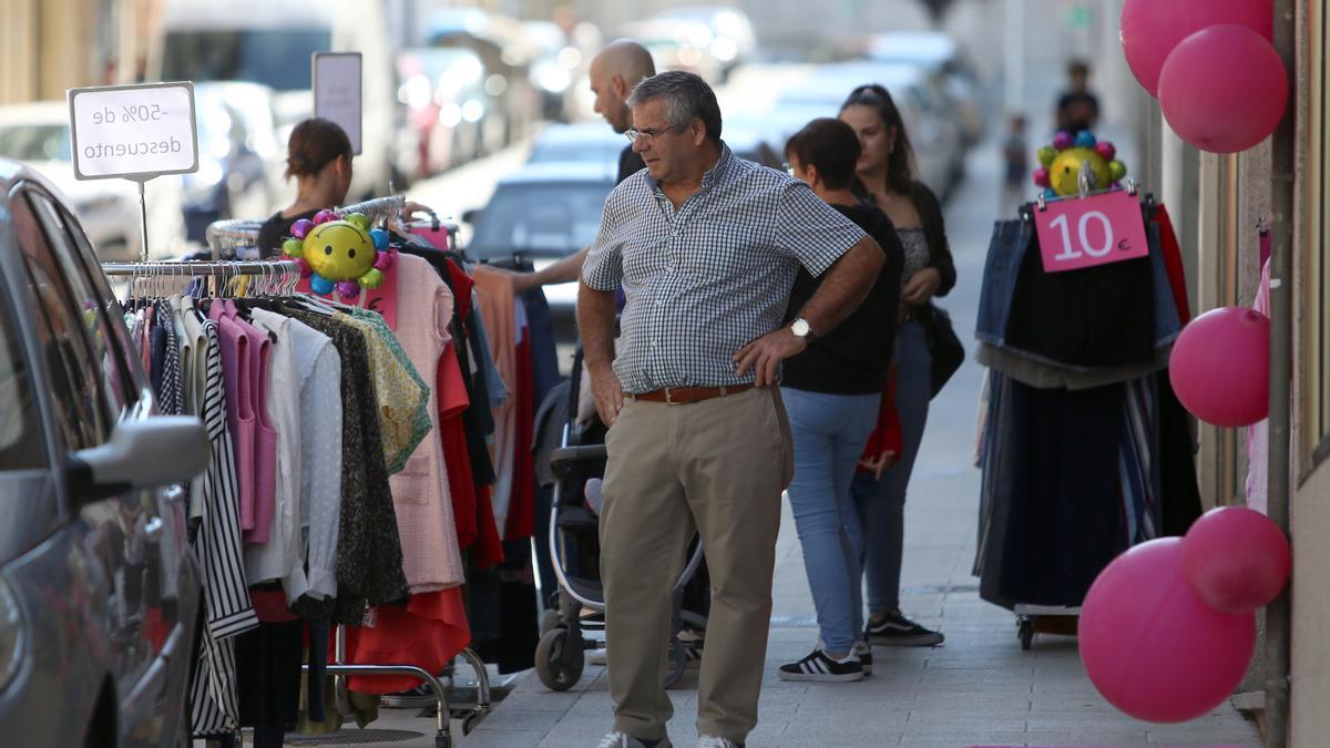 Reciente campaña comercial en Lalín para la liquidación de stock.