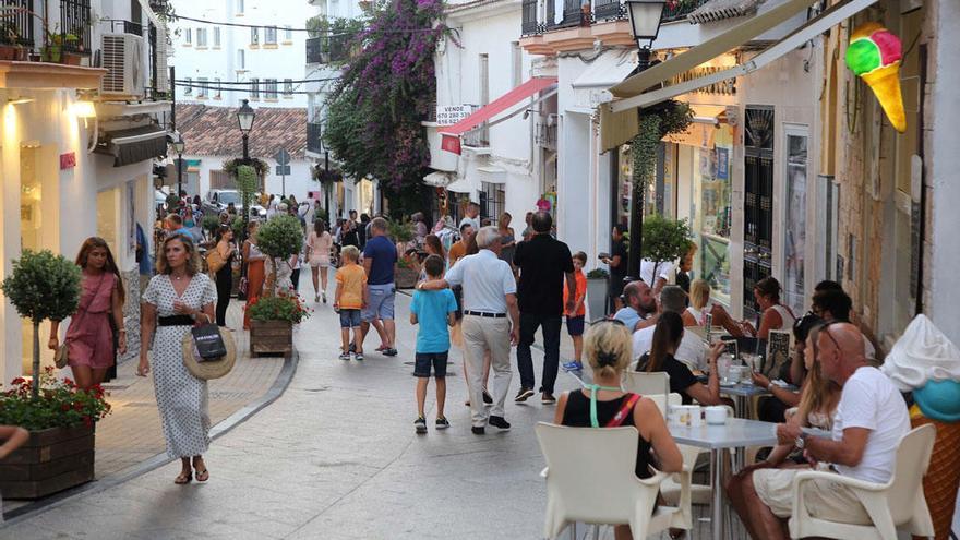 Turistas pasean por las calles del Centro Histórico de Marbella.