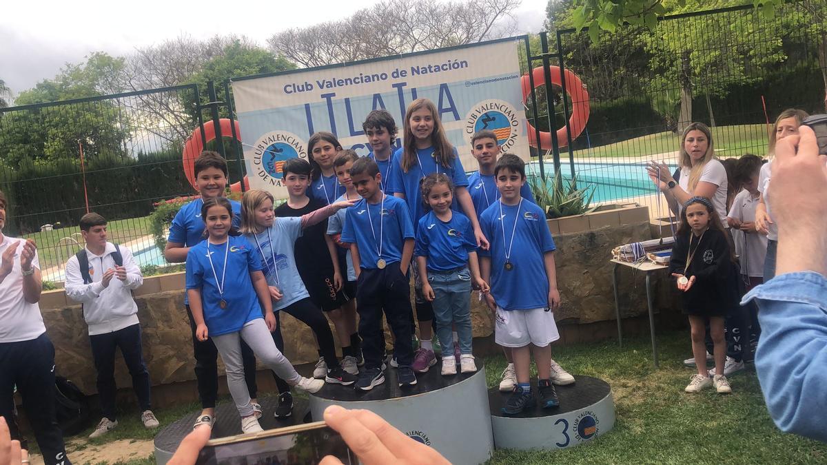 Nadadores del CN Xàtiva con las medallas en el Trofeo Lilaila.