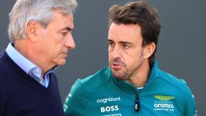 Fernando Alonso charla con Carlos Sainz padre, este jueves en Melbourne.