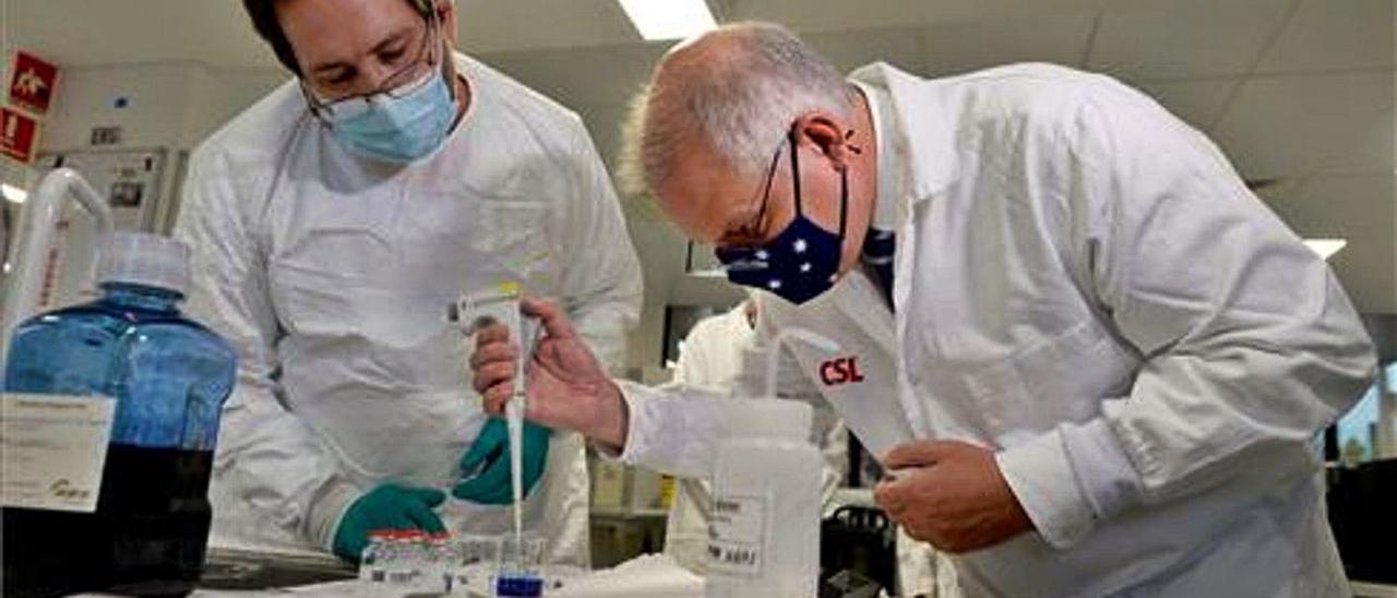 El primer ministro australiano, Scott Morrison, con personal del laboratorio CSL, en Melbourne. | | CHRISTOPHE ARCHAMBAULT / AFP