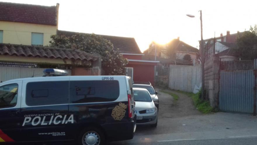 Furgón policial en el camino de acceso a la vivienda de la víctima // Alba Villar