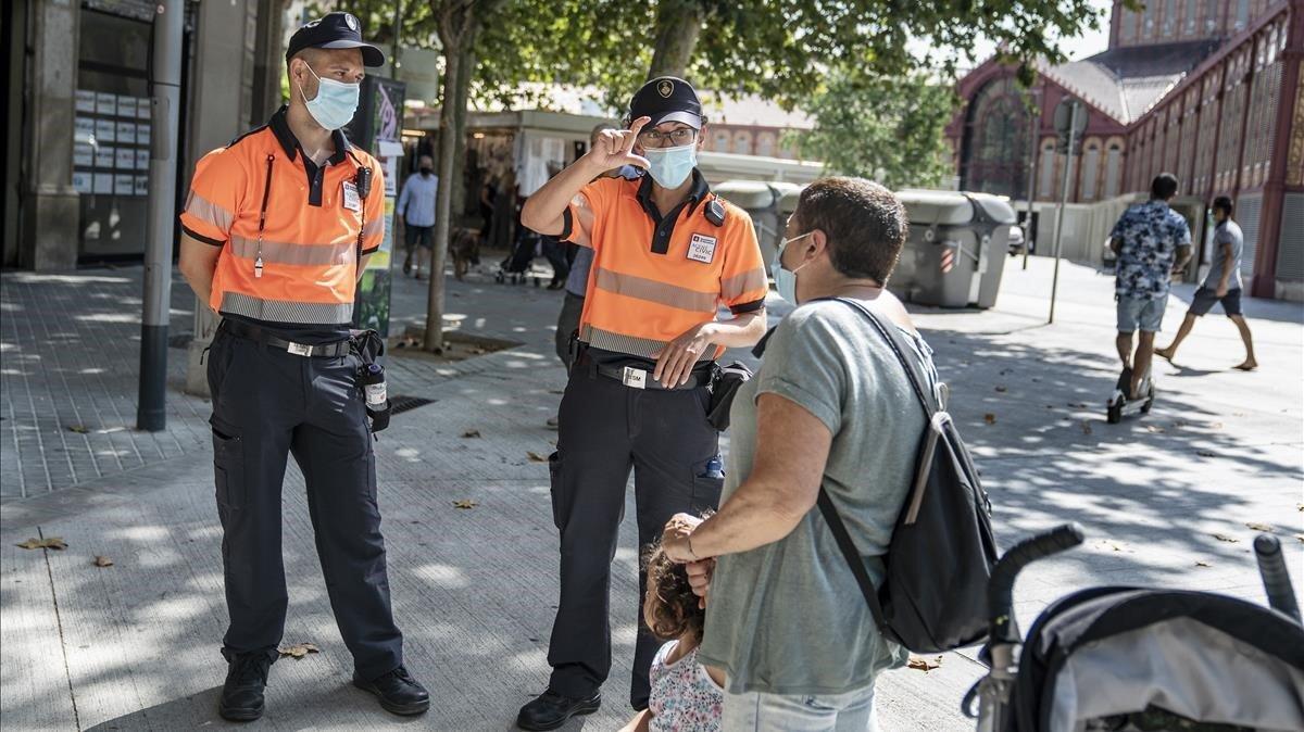 zentauroepp54207552 barcelona 22 07 2020 agentes civicos hablan con una ciudadan200722144743