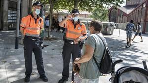 Agentes cívicos junto al Mercado de Sant Antoni.