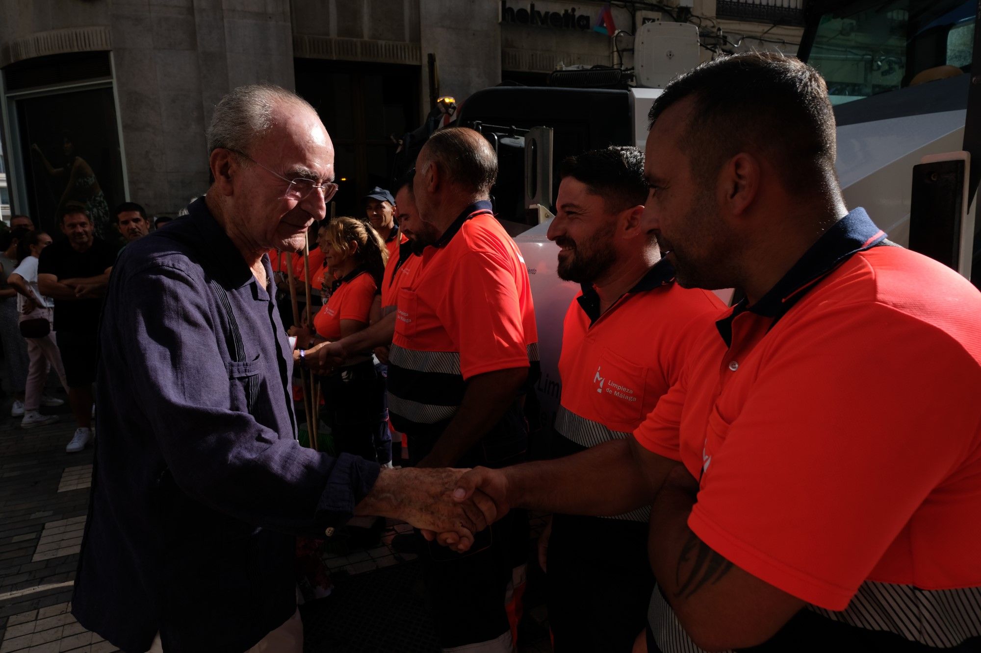 Feria de Málaga 2023 | Operarios de Limasam durante el operativo diario de limpieza del Centro