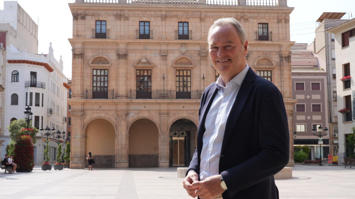 El senador y cabeza de lista del PP por Castellón a Les Corts, Alberto Fabra, en la plaza Mayor de Castelló