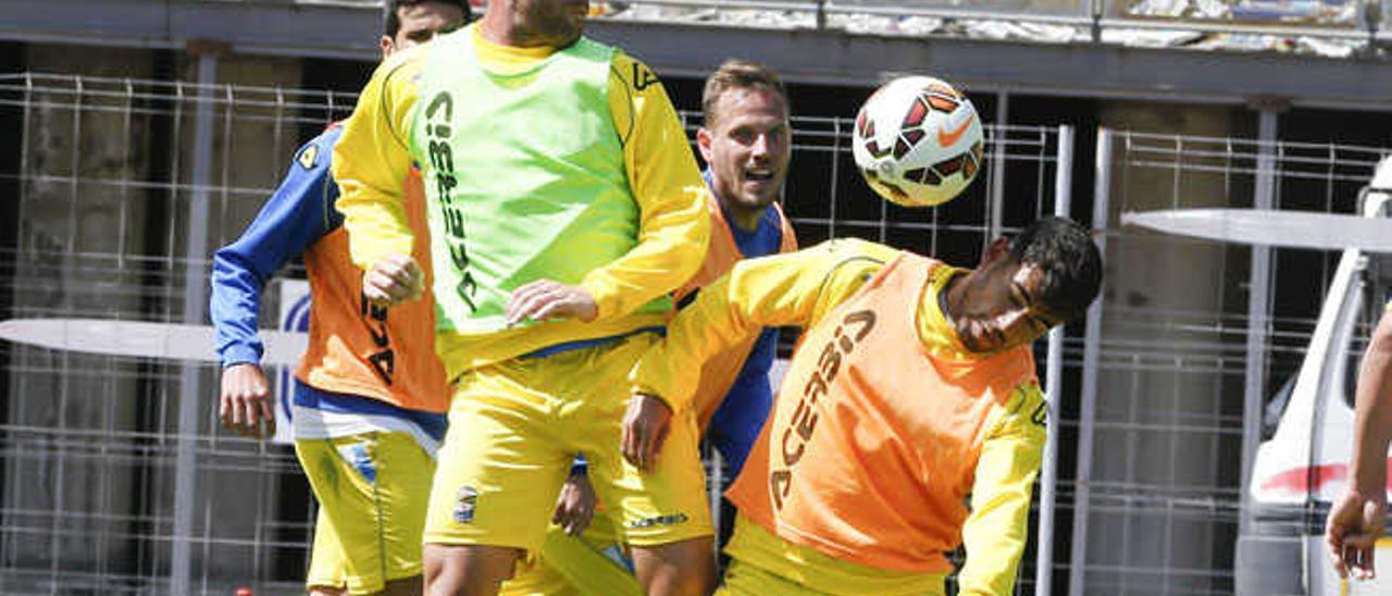 Ortuño pugn a con Tana por un balón en el Gran Canaria.