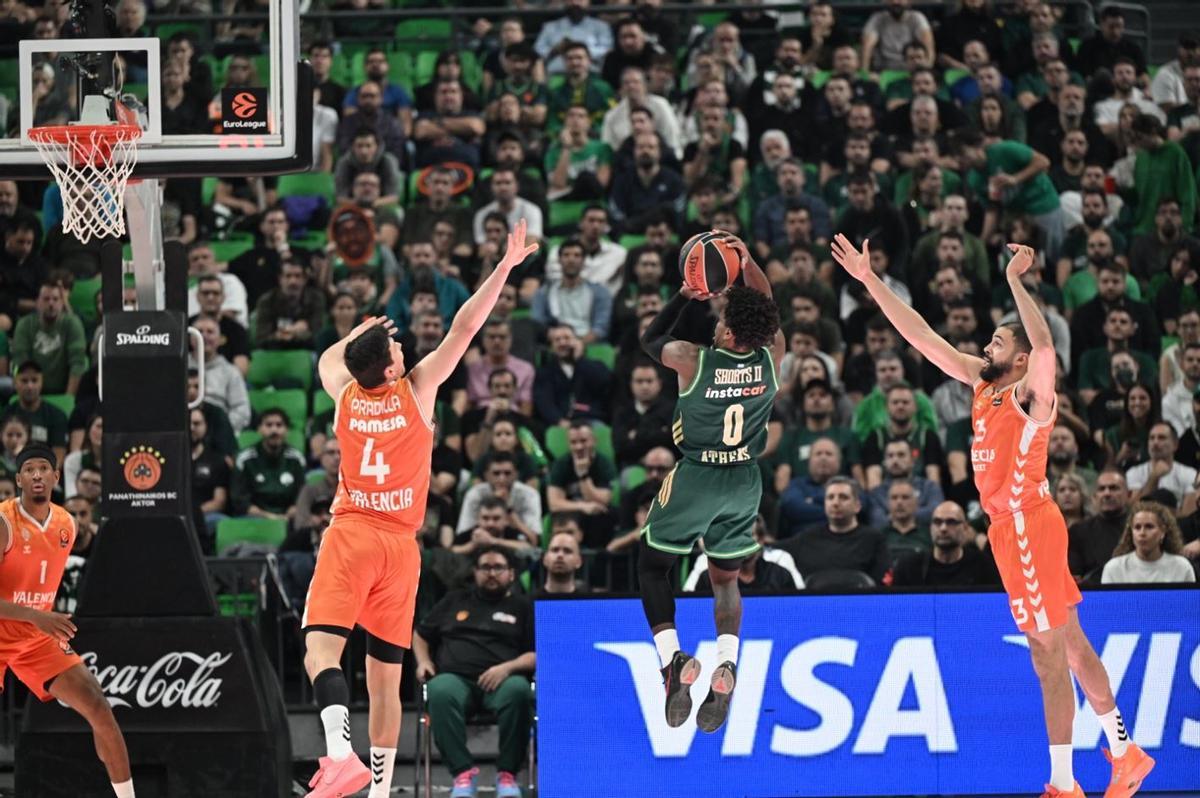 Jaime Pradilla y Omari Moore tratan de frenar a TJ Shorts.