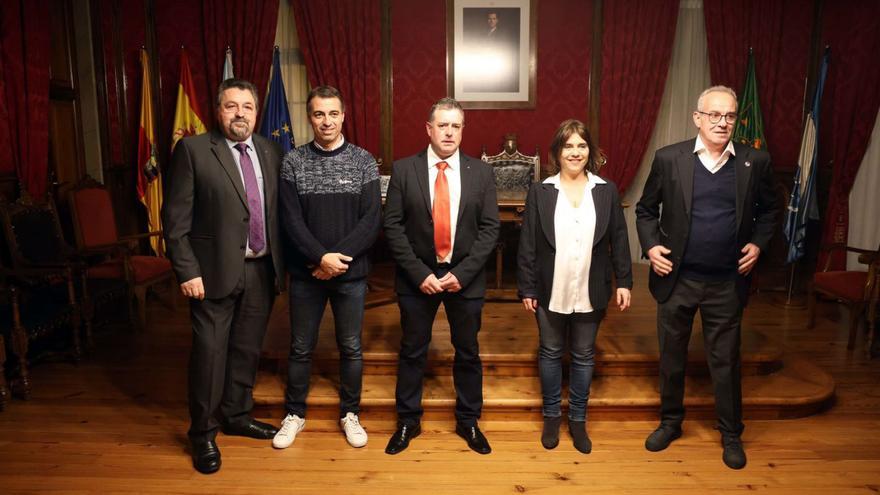 Miembros de La Perla de Arousa en la recepción celebrada ayer en el Concello de Vilagarcía.