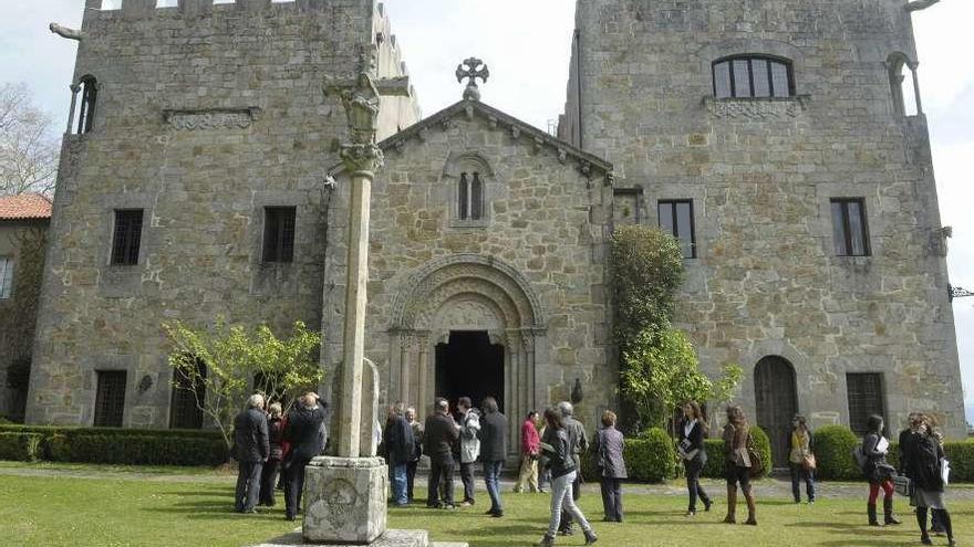 Primeros visitantes al pazo de Meirás tras su apertura al público en 2011.