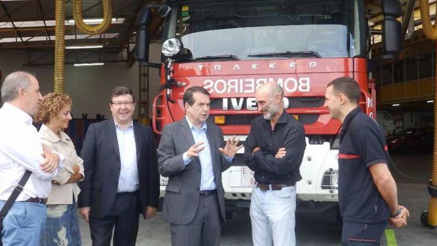 Chus Lago, Carlos López Font y Abel Caballero charlan con el jefe de Bomberos y otros mandos. // FdV