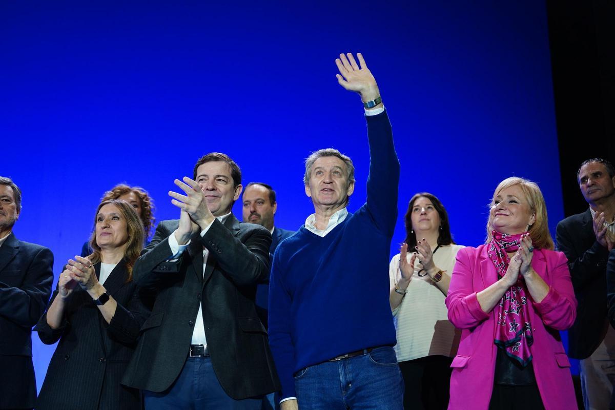 El presidente del PP, Alberto Núñez Feijóo (2d), presenta la candidatura del partido para las elecciones del 15M encabezada por Alfonso Fernández Mañueco (2i), a 13 de febrero de 2026, en Salamanca, Castilla León (España). Feijóo abre este viernes la prec