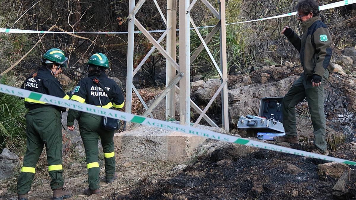 Agentes rurales en la zona donde se habría iniciado el incendio.