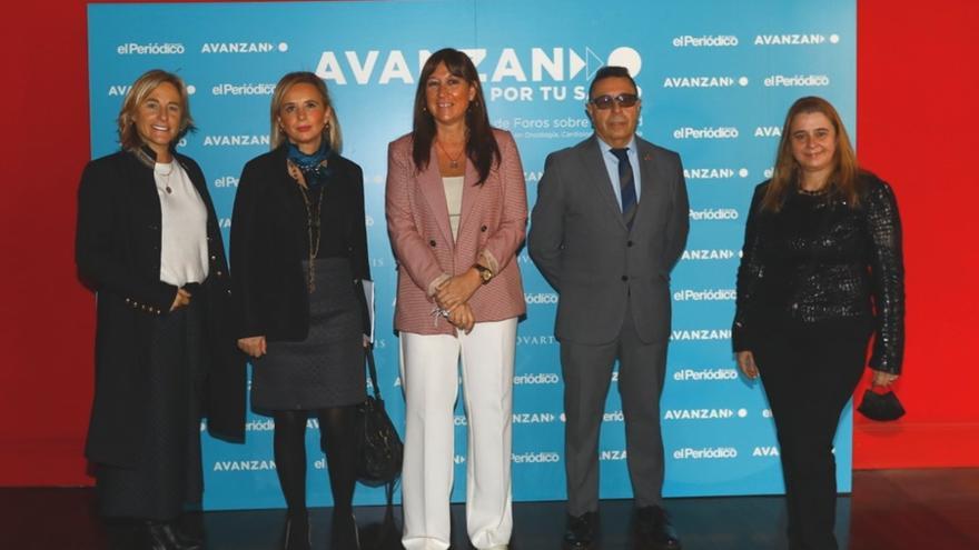 La consejera de Sanidad del Gobierno de Aragón, Sira Repollés, con la gerente y el director de El Periódico de Aragón y representantes de Novartis, en el foro de Prensa Ibérica.