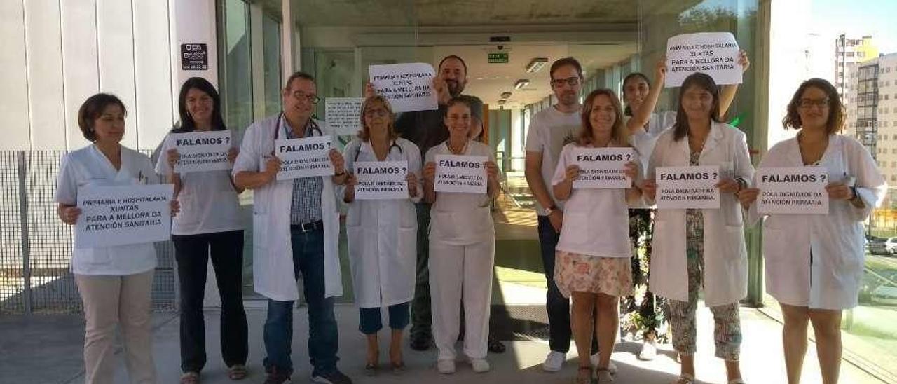 Nuevas protestas en los centros sanitarios  |  Un jueves más, los profesionales sanitarios de los centros de salud del área sanitaria de Vigo se concentraron a las 12.00 horas para demandar una Atención Primaria digna. Ayer, como novedad, los trabajadores de ambulatorios como el de Pintor Colmeiro o Navia, entre muchos otros, salieron a la calle con carteles que tenían un mensaje claro: &quot;Falamos?&quot;, en una clara interpelación al nuevo gerente del Sergas en Vigo, Julio García, para abrir un nuevo tiempo de diálogo y poder avanzar en las negociaciones para desbloquear el conflicto abierto en Atención Primaria.