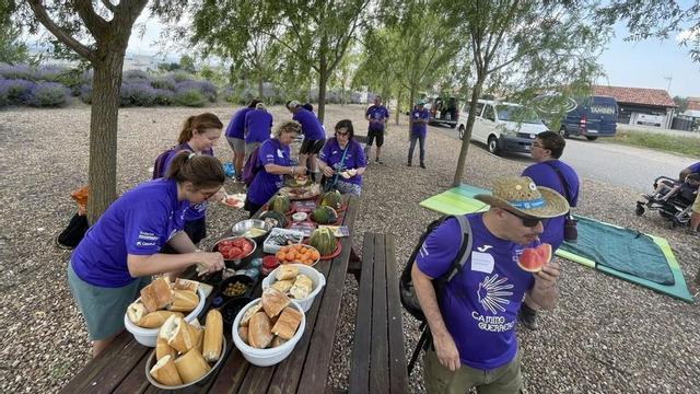 Participantes en la peregrinación organizada por Guerreros Púrpura reponiendo fuerzas este domingo durante la primera etapa desde Astorga.