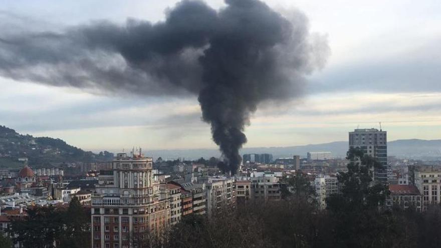 Espectacular incendio en un bazar chino de Oviedo