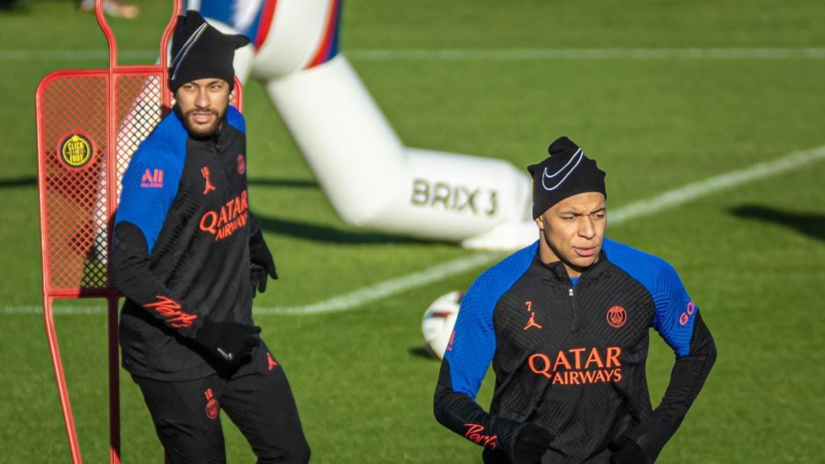 Neymar y Kylian Mbappé, durante un entrenamiento con el PSG