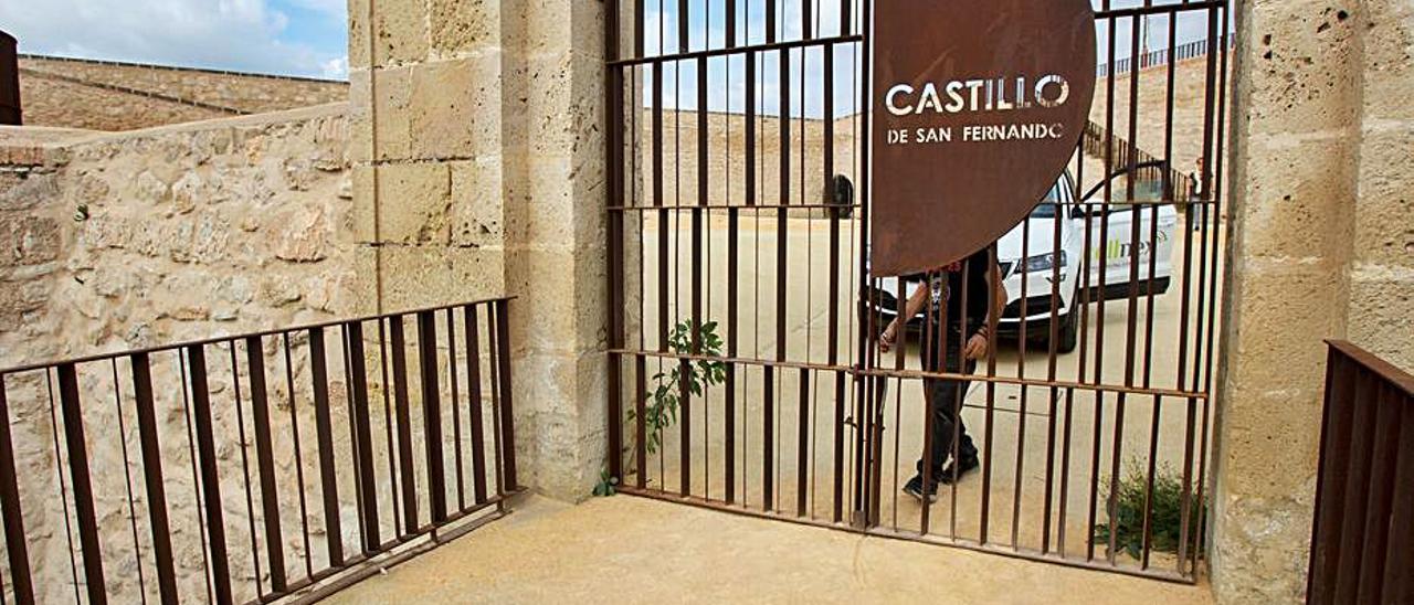 El acceso, cerrado salvo para trabajadores del castillo. | JOSE NAVARRO