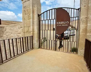 El bipartito cierra el acceso al Castillo de San Fernando tras abrirlo sin previo aviso