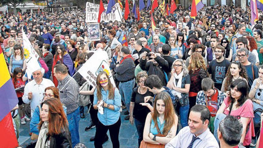 Han desempolvado las banderas republicanas que arrinconó Carrillo, el comunista favorito del Rey.