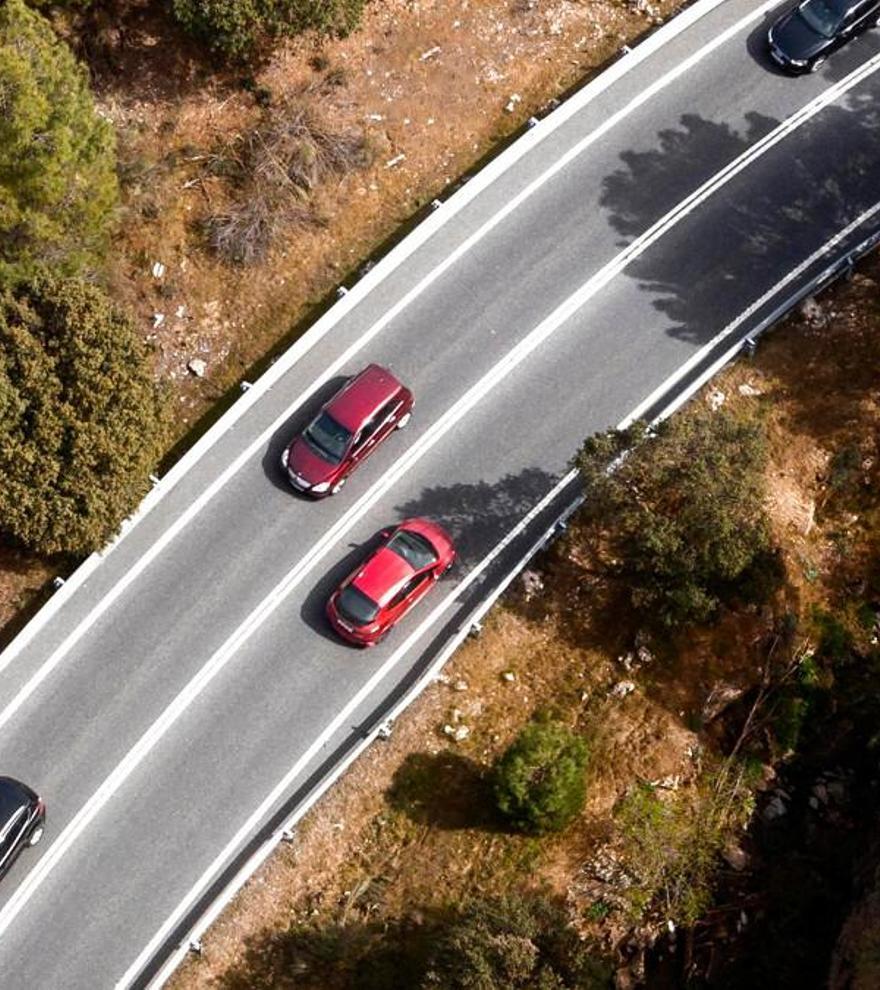 ¿Está permitido adelantar a varios vehículos a la vez en carreteras de un solo carril por sentido?