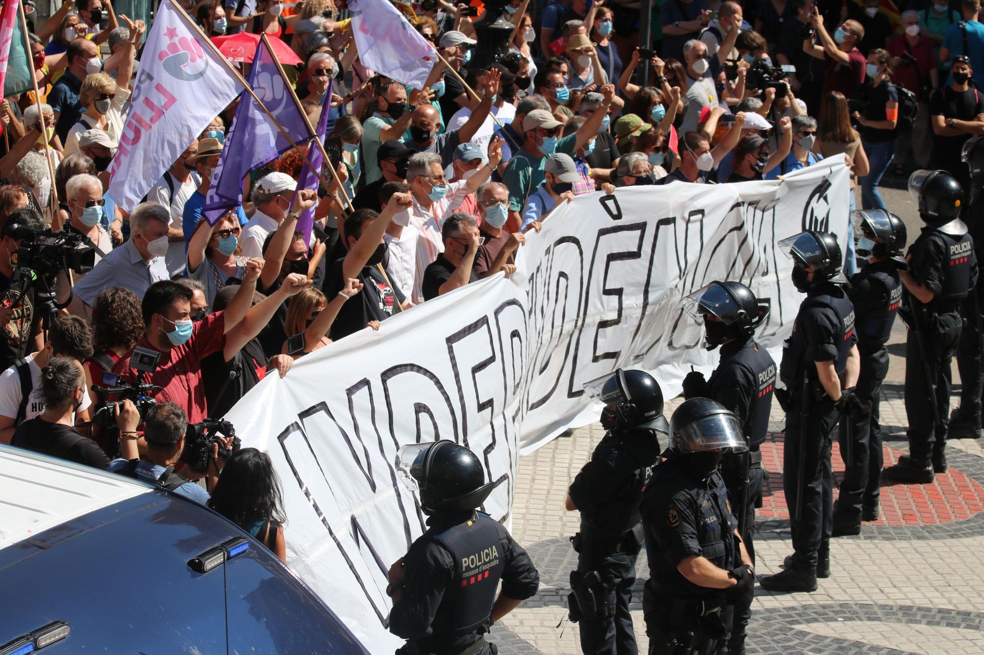 Protestes davant el Liceu per la conferència de Pedro Sánchez