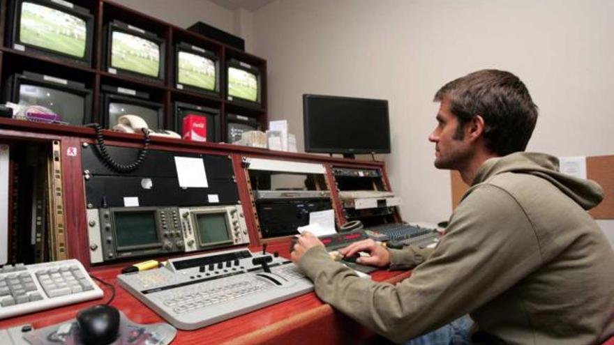 Uno de los trabajadores de Tele Elx, ayer en las instalaciones de la emisora ilicitana.