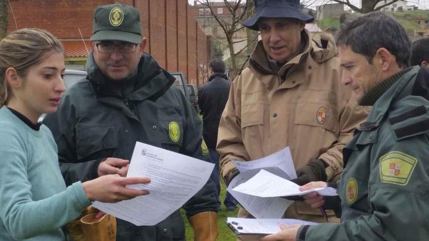 El jefe de Medio Ambiente (segundo por la derecha) con otros técnicos.