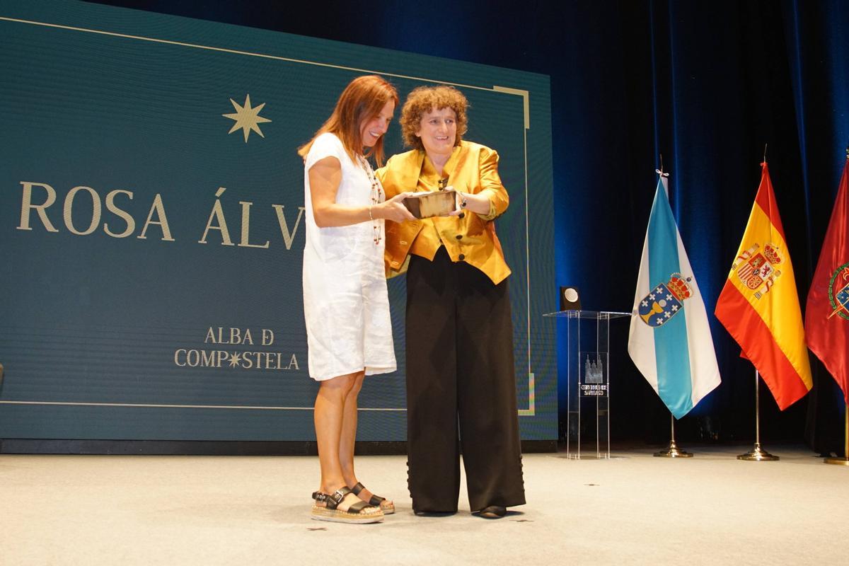 A psicóloga Rosa Álvarez, recollendo a súa distinción no Alba de Compostela