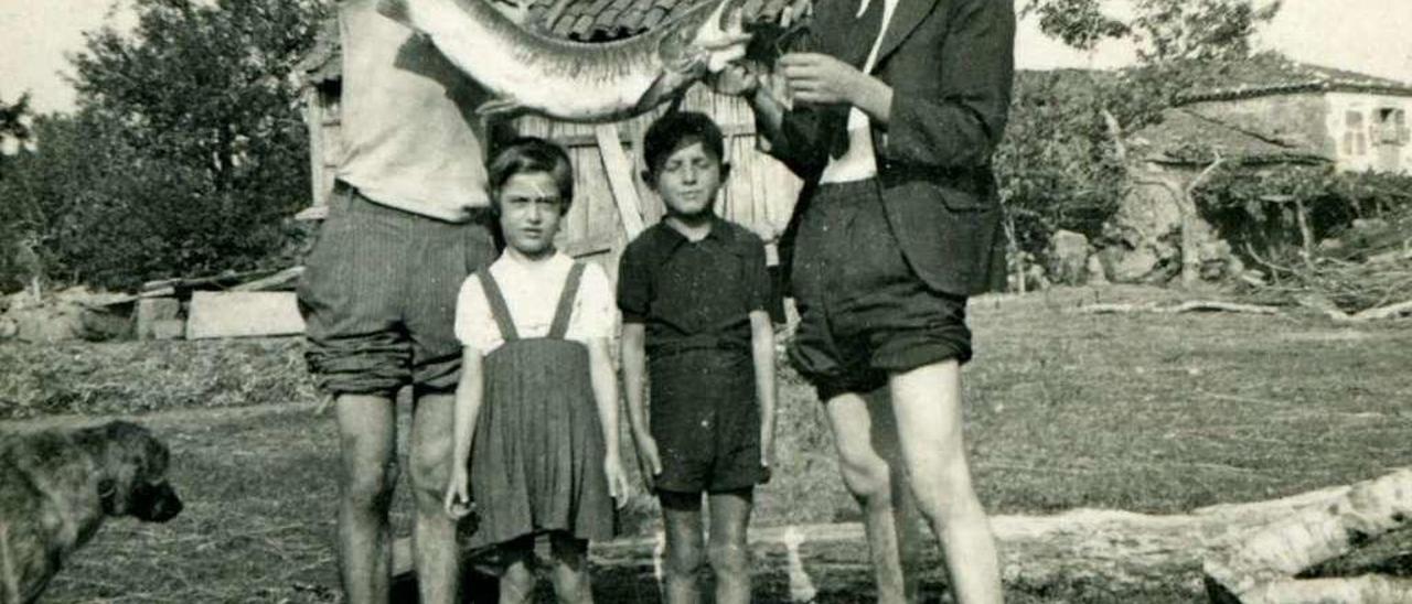 Manuel Castro y Andrés Rodríguez posan, en los años 40, con un enorme salmón. // Fondo Manuel Castro Vilar