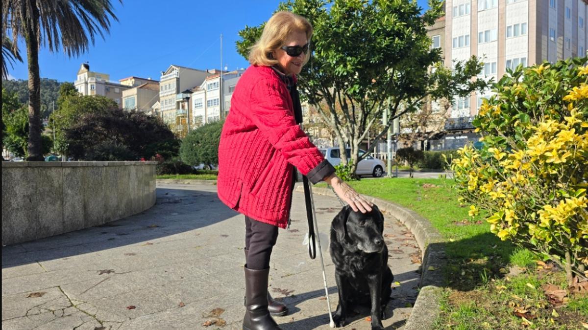 María José Cabaleiro con Wama ayer en Cangas.