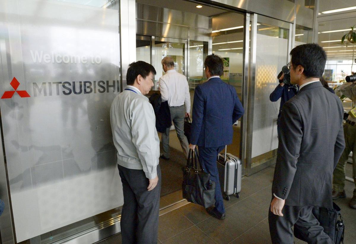 Funcionaris del Govern japonès inspeccionen les oficines de Mitsubishi