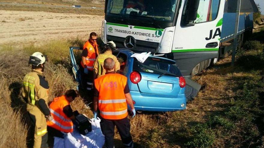 Muere una conductora tras colisionar contra un camión en la N-II, en Osera de Ebro