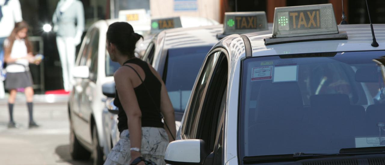 Taxis en la Plaza de la Merced de Elche, en imagen de archivoE