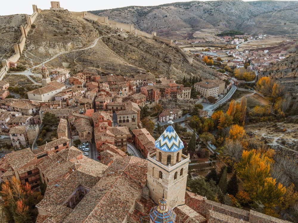 Albarracín, en la provincia de Teruel a 2 horas y 2 minutos de València