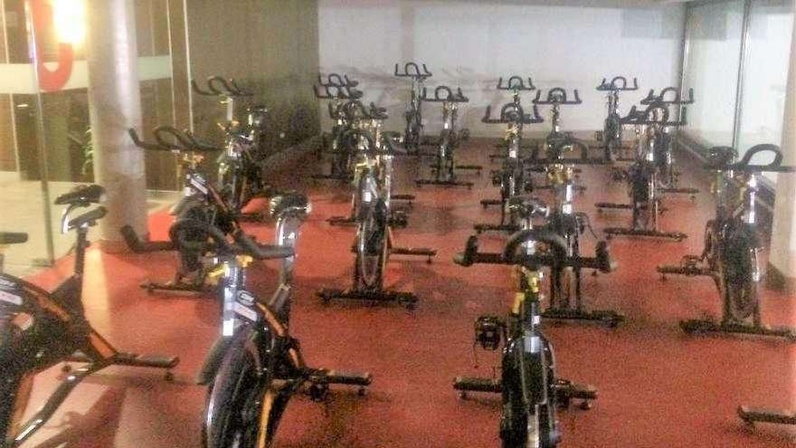 Sala del complejo de Dorneda con las bicicletas, supuestamente, del centro deportivo de Perillo.