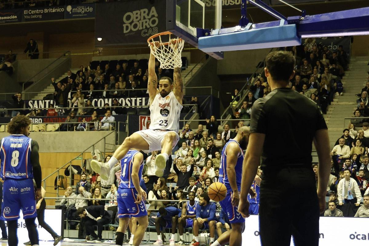 Barrueta tras realizar un mate ante el Alicante en Sar.