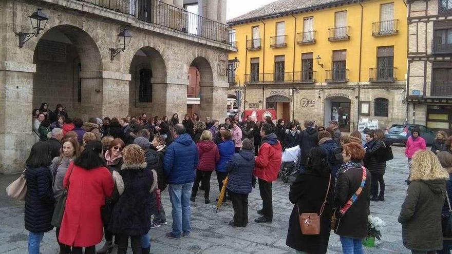 Participantes en el Día Internacional de la Mujer se concentran en las inmediaciones del Ayuntamiento.