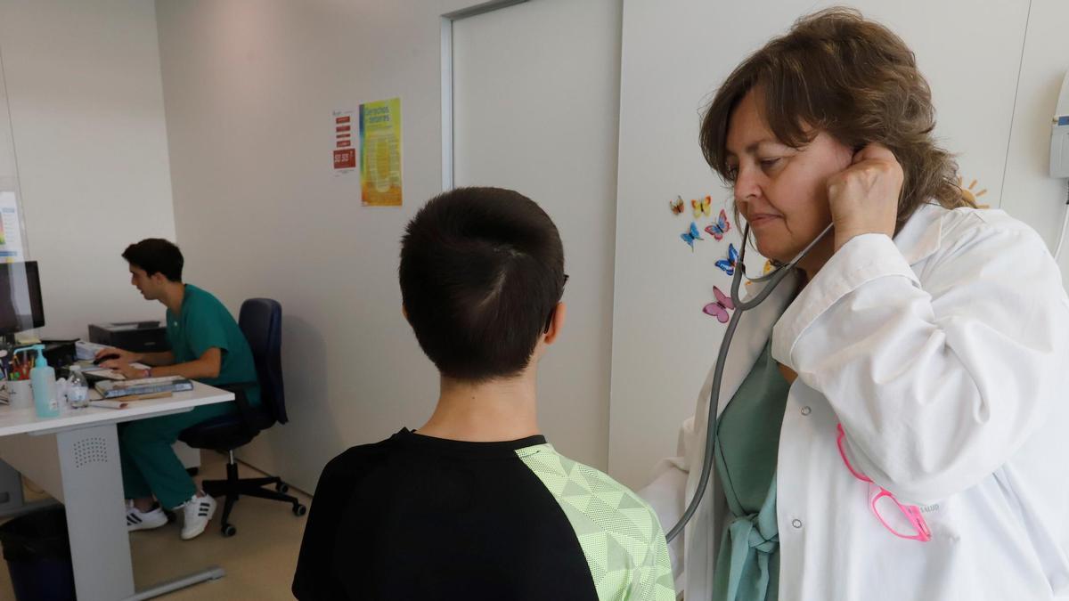 Una doctora con un paciente joven en un centro médico de Córdoba.