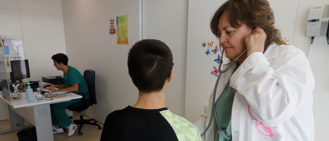 La doctora Carmen de la Cámara estudia a un menor en su consulta del hospital Reina Sofía en el centro de especialidades Castilla del Pino.