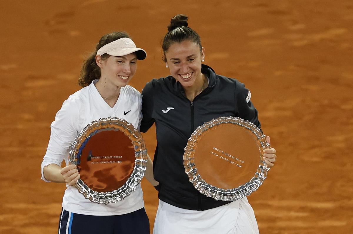 Bucsa y Sorribes levantando los trofeos del WTA 1000 Madrid