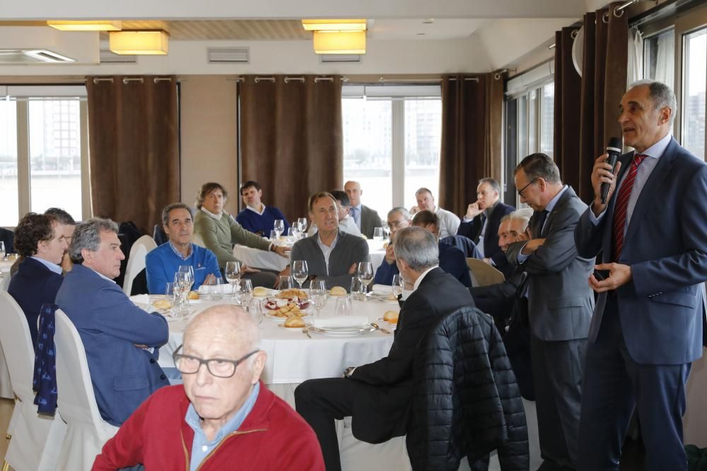 Eloy Olaya recibe la insignia de oro de la Asociación de Veteranos del Sporting